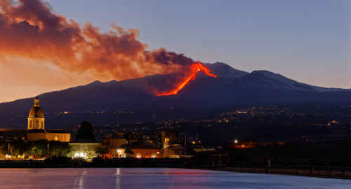 Etna in eruzione: nube di fumo visibile a chilometri, allerta in Sicilia orientale